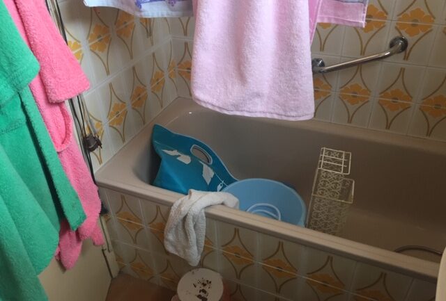 AVANT Dépose baignoire a Montpellier